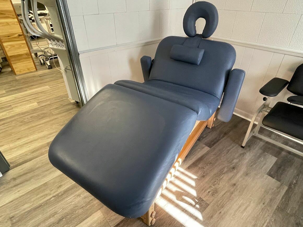 CUSTOM CRAFTWORKS Massage Table Aura Lift Back Stationary Table Massage Table / Chair